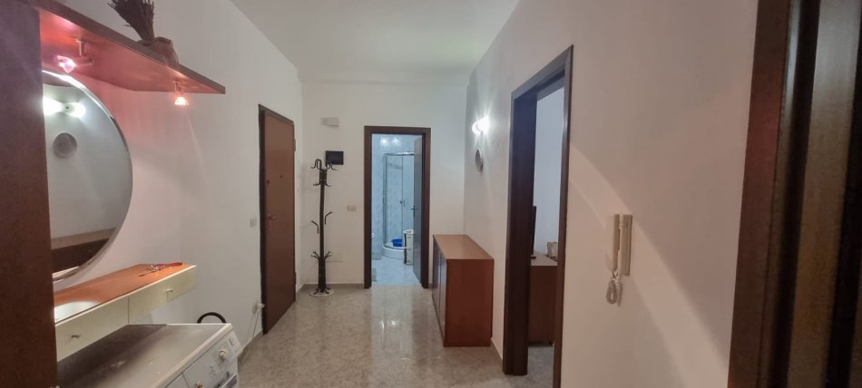 Tirane, jepet me qera apartament 1+1+Ballkon Kati 9, 85 m² 716 € (Rruga Xhorxhi Martini)
