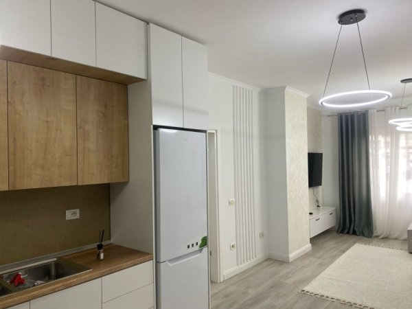Tirane, jepet me qera apartament 2+1+Ballkon Kati 1, 115 m² 350 € (ne rrugen Ymer Beqiri Tirane.)