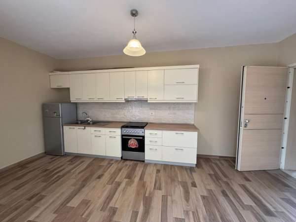 Tirane, shes apartament 1+1+Ballkon Kati 4, 70 m² 147.000 € (fakulteti shkencave)