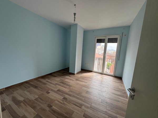 Tirane, shes apartament 1+1+Ballkon Kati 4, 70 m² 147.000 € (fakulteti shkencave)