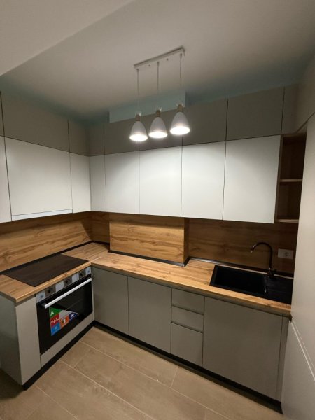 Tirane, jepet me qera apartament 1+1 , 70 m² 500 € (Komuna Parisit)