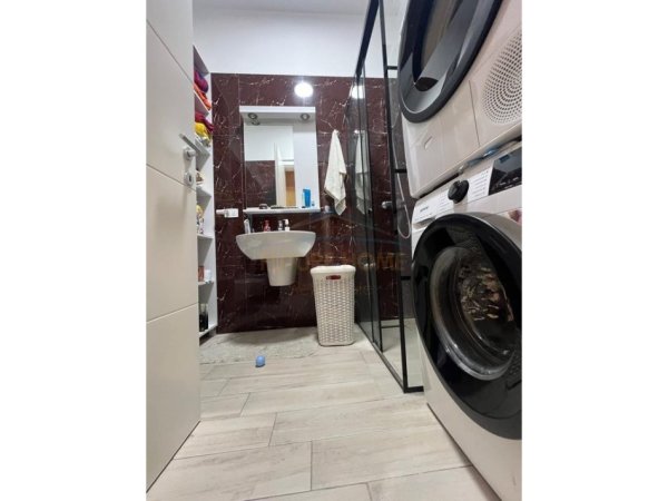 Tirane, shitet apartament 2+1+Ballkon Kati 5, 121 m² 365.000 € (Kompleksi Deliorgji)
