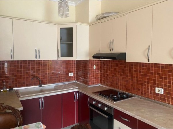 Tirane, jepet me qera apartament 2+1+Ballkon Kati 3, 90 m² 400 € (Rruga Artin Basha)
