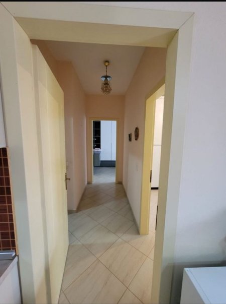 Tirane, jepet me qera apartament 2+1+Ballkon Kati 3, 90 m² 400 € (Rruga Artin Basha)