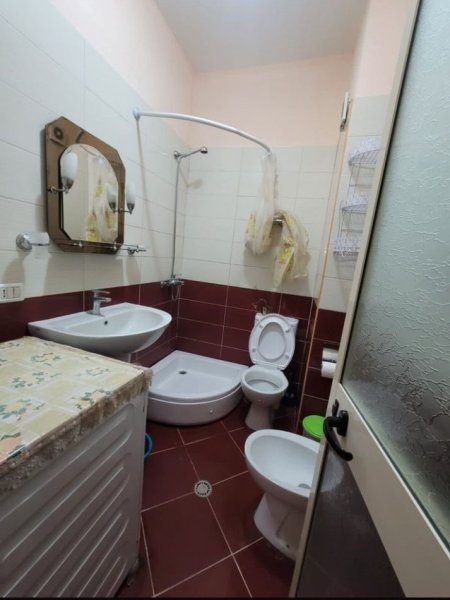 Tirane, jepet me qera apartament 2+1+Ballkon Kati 3, 90 m² 400 € (Rruga Artin Basha)