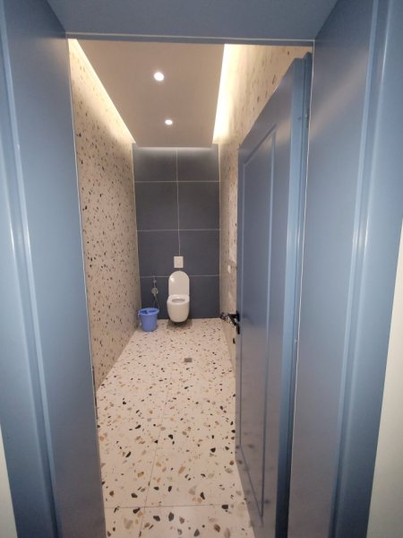 Tirane, shitet ambjent biznesi Kati 0, 65 m² 165.000 € (Rruga Elbasanit pran shkolles se Baletit.)