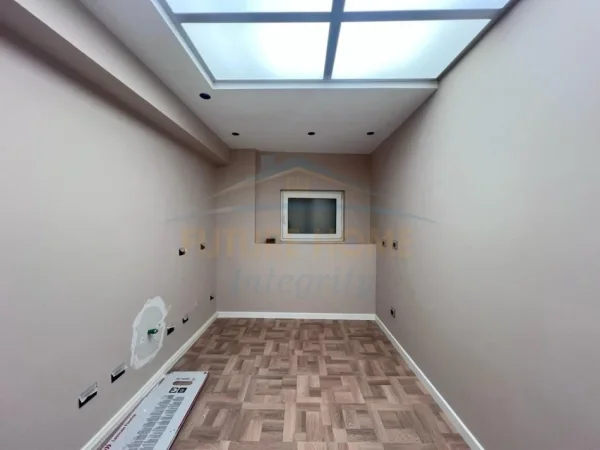 Tirane, jepet me qera zyre Kati 7, 120 m² 1.800 € (Ambasador 3)