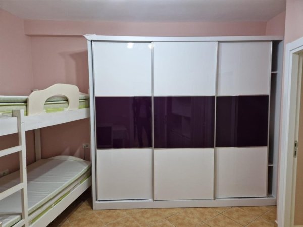 Tirane, jepet me qera apartament 3+1 Kati 4, 106 m² 800 € (Ne Zog te Zi)