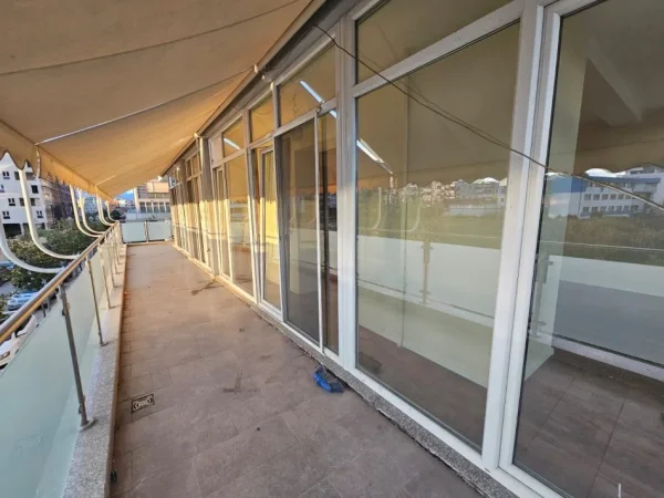 Tirane, jepet me qera zyre Kati 2, 166 m² 1.500 € (Kika 2 , Komuna e Parisit)