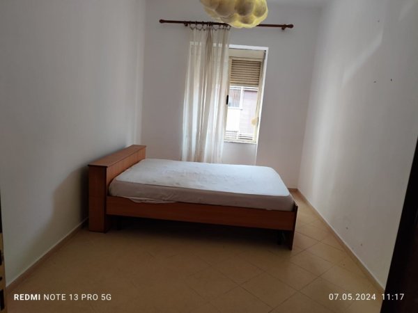 Tirane, jepet me qera apartament 2+1 Kati 2, 65 m² 400 € (Shallvaret)