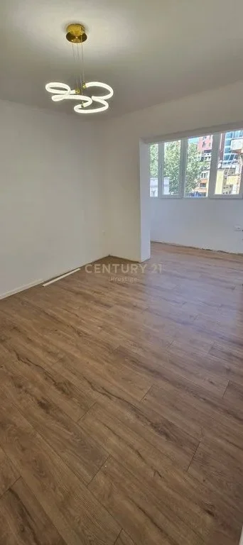 Tirane, shitet 2+1+Ballkon Kati 4, 64 m² 169.000 € (Rruga e Kavajes)