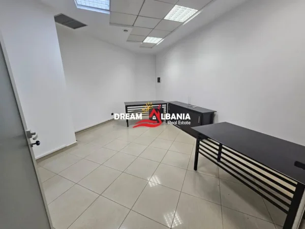Tirane, jepet me qera zyre Kati 2, 30 m² 550 € (Tek dy Kullat Binjake – Rruga Deshmoret e Kombit, ID 42611304)