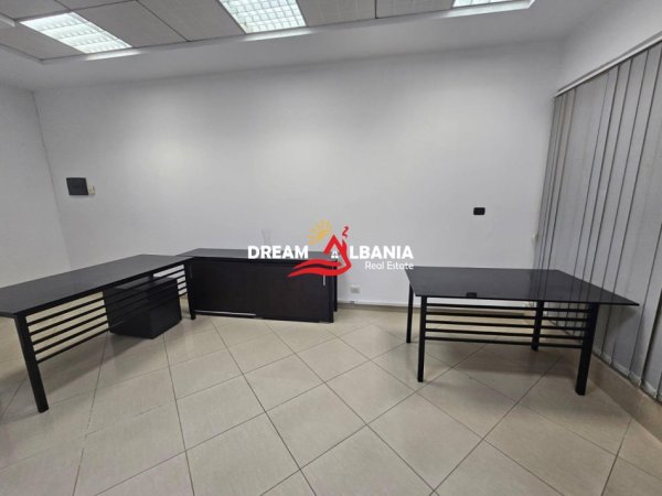 Tirane, jepet me qera zyre Kati 2, 30 m² 550 € (Tek dy Kullat Binjake – Rruga Deshmoret e Kombit, ID 42611304)