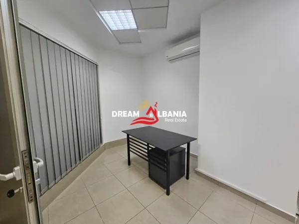 Tirane, jepet me qera zyre Kati 2, 30 m² 550 € (Tek dy Kullat Binjake – Rruga Deshmoret e Kombit, ID 42611304)