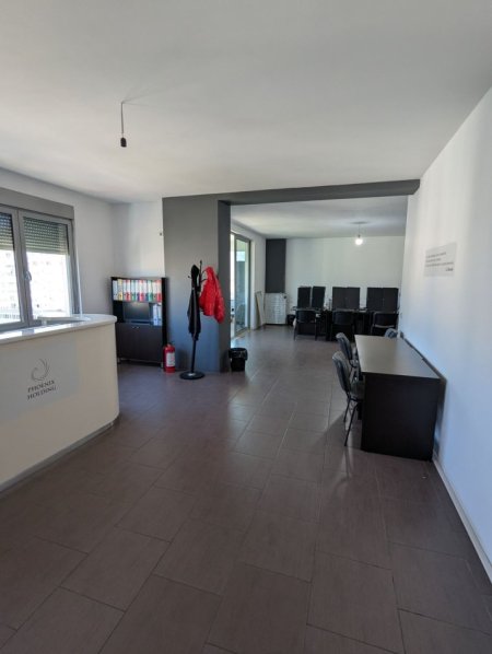 Tirane, jepet me qera ambjent biznesi Kati 6, 98 m² 700 € (Zogu i ZI)