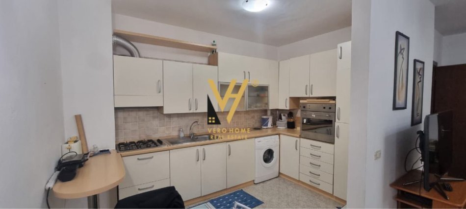 Tirane, jepet me qera apartament 1+1+Ballkon Kati 9, 84 m² 700 € (PAZARI I RI)