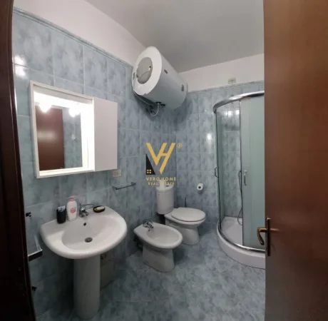 Tirane, jepet me qera apartament 1+1+Ballkon Kati 9, 84 m² 700 € (PAZARI I RI)