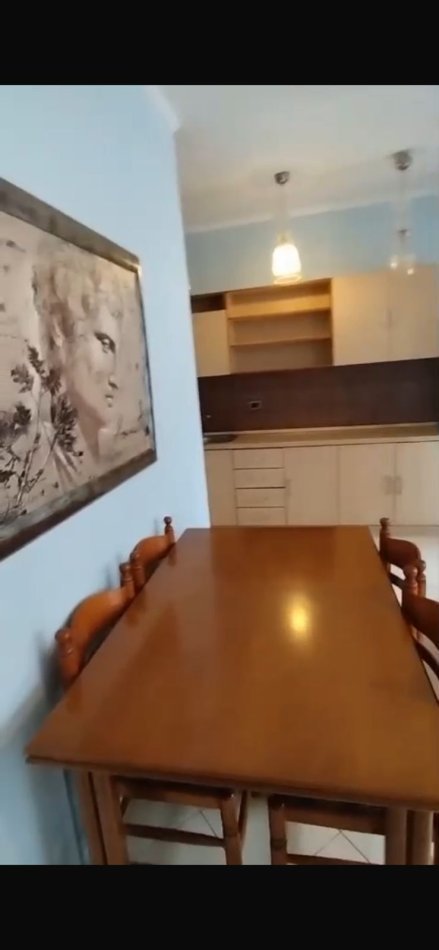 Tirane, jepet me qera apartament 1+1+Ballkon Kati 2, 65 m² 300 € (FRESKU)