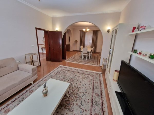 Tirane, jepet me qera Vile 3 Katshe , 540 m² 2.000 € (Komuna e Parisit)