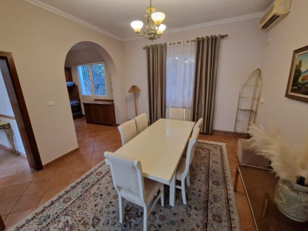 Tirane, jepet me qera Vile 3 Katshe , 540 m² 2.000 € (Komuna e Parisit)