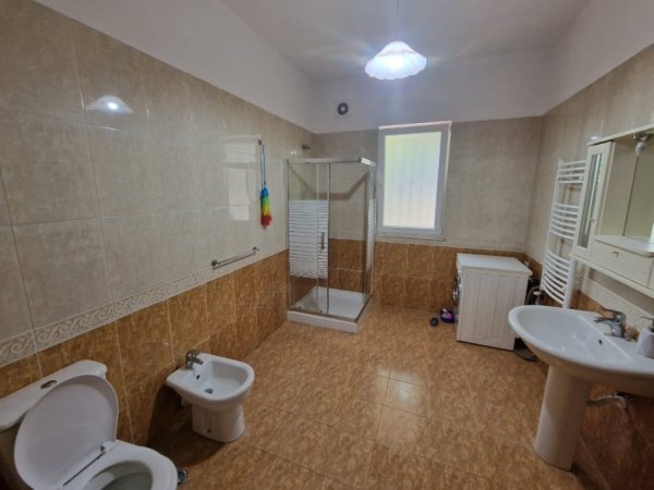 Tirane, jepet me qera Vile 3 Katshe , 540 m² 2.000 € (Komuna e Parisit)