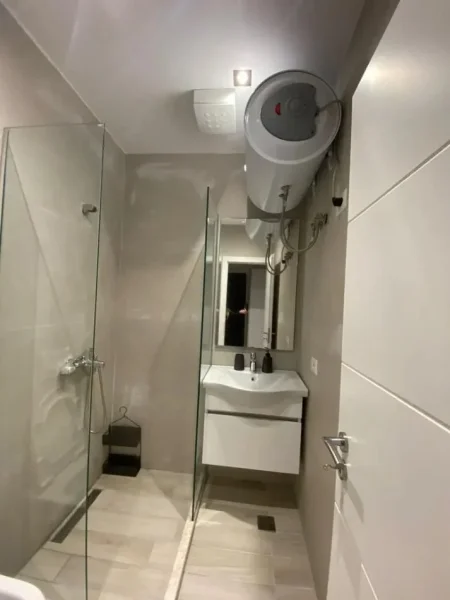 Tirane, jepet me qera apartament 2+1 Kati 2, 90 m² 700 € (Rruga Muhamet Gjollesha)