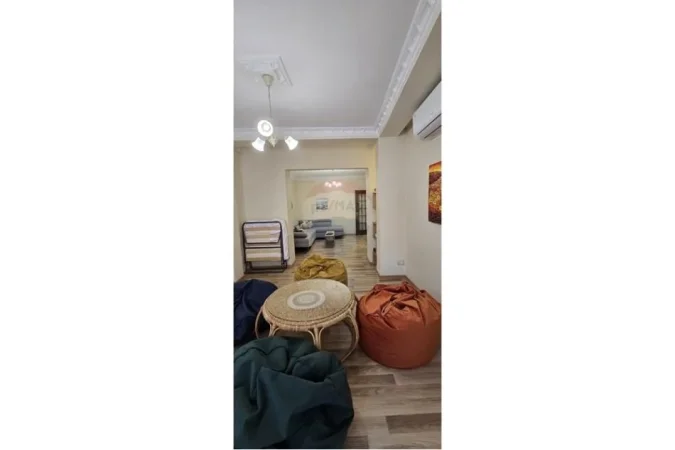 Tirane, jepet me qera apartament 2+1+Aneks+Ballkon , 100 m² 800 € (Pazari i Ri)