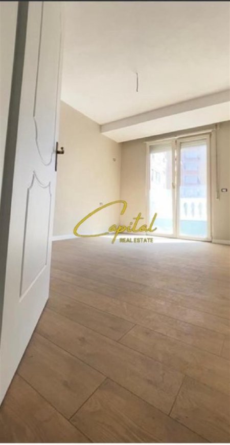 Tirane, jepet me qera zyre Kati 6, 80 m² 800 € (QENDER)