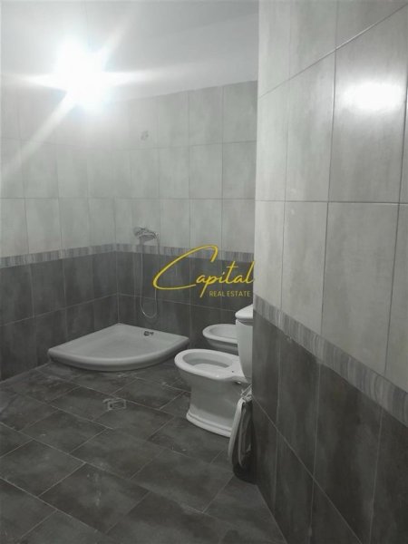 Tirane, jepet me qera zyre Kati 6, 80 m² 800 € (QENDER)