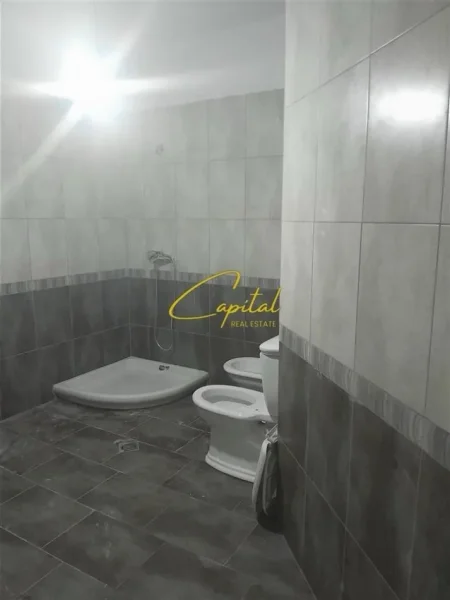 Tirane, jepet me qera zyre Kati 6, 80 m² 800 € (QENDER)