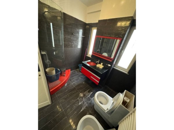 Tirane, jepet me qera apartament 2+1 Kati 1, 150 m² 650 € (Vasil Shanto)