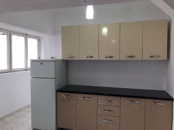 Tirane, jepet me qera apartament 1+1+Ballkon Kati 3, 60 m² 300 € (ne rrugen Gaqo Tashko Tirane.)