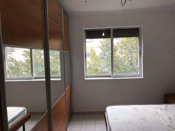 Tirane, jepet me qera apartament 1+1+Ballkon Kati 3, 60 m² 300 € (ne rrugen Gaqo Tashko Tirane.)