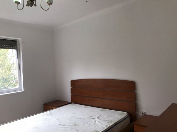 Tirane, jepet me qera apartament 1+1+Ballkon Kati 3, 60 m² 300 € (ne rrugen Gaqo Tashko Tirane.)