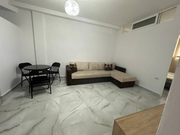 Tirane, jepet me qera apartament 1+1 Kati 1, 50 m² 430 € (Rruga e Kavajes!)