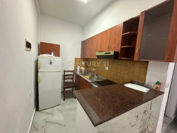 Tirane, jepet me qera apartament 1+1 Kati 1, 50 m² 430 € (Rruga e Kavajes!)