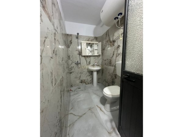 Tirane, jepet me qera apartament 1+1 Kati 1, 50 m² 430 € (Rruga e Kavajes!)