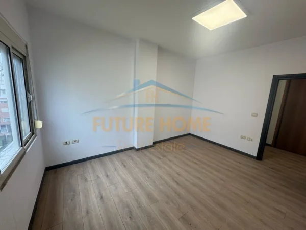 Tirane, shitet apartament 2+1 Kati 5, 82 m² (Komuna e Parisit)