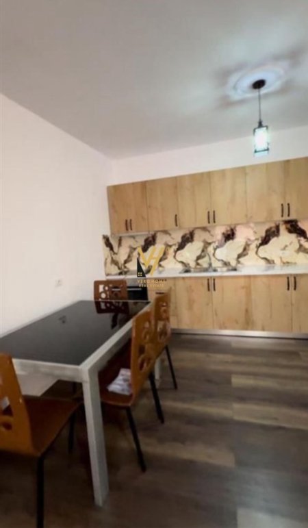Tirane, jepet me qera apartament 2+1+Ballkon Kati 4, 87 m² 450 € (SHKOZE)