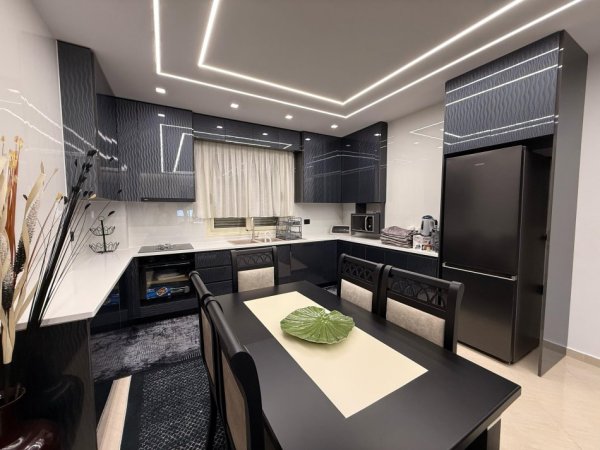 Vlore, jepet me qera apartament 2+1+Aneks+Ballkon Kati 4, 100 m² 750 € (Murat Terbaci)
