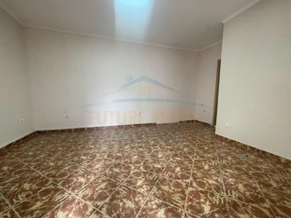 Tirane, jepet me qera dyqan Kati 0, 33 m² 350 € (RRUGA E ELBASANIT)
