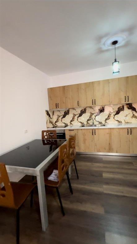 Tirane, jepet me qera apartament 2+1 Kati 4, 87 m² 450 € (Kompleski Tom Doshi)