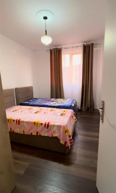 Tirane, jepet me qera apartament 2+1 Kati 4, 87 m² 450 € (Kompleski Tom Doshi)