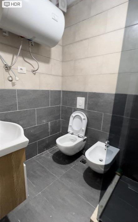 Tirane, jepet me qera apartament 2+1 Kati 4, 87 m² 450 € (Kompleski Tom Doshi)