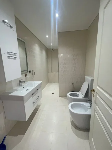 AMBIENT ZYRE ME QIRA PRANE RTSH  1700 euro