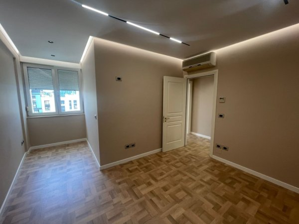 AMBIENT ZYRE ME QIRA PRANE RTSH  1700 euro