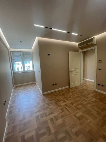 AMBIENT ZYRE ME QIRA PRANE RTSH  1700 euro