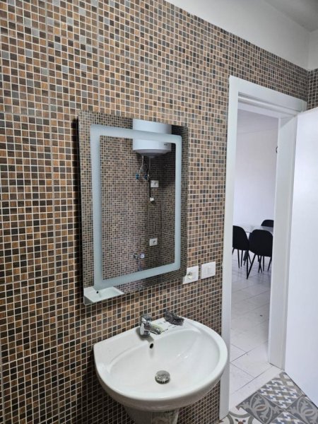 Tirane, jepet me qera apartament 1+1 Kati 10, 70 m² 500 € (kompleks golden park)