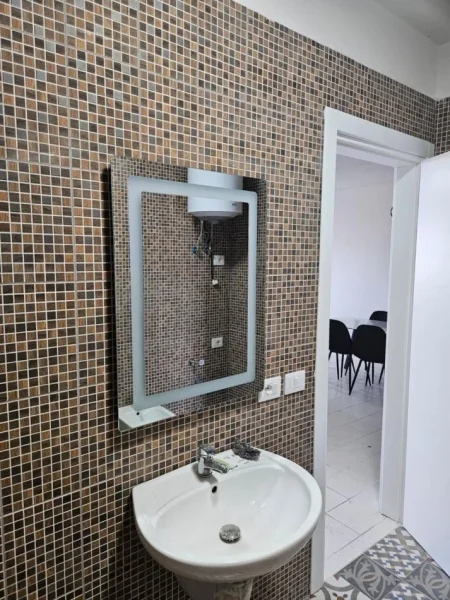 Tirane, jepet me qera apartament 1+1 Kati 10, 70 m² 500 € (kompleks golden park)