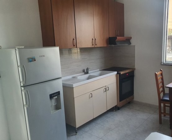 Tirane, jepet me qera shtepi 1+1 Kati 1, 70 m² 270 € (Hasan Meniku)